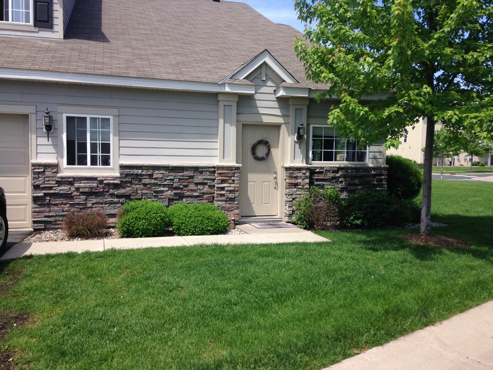 cottage style home with large open floor plan with vauls.